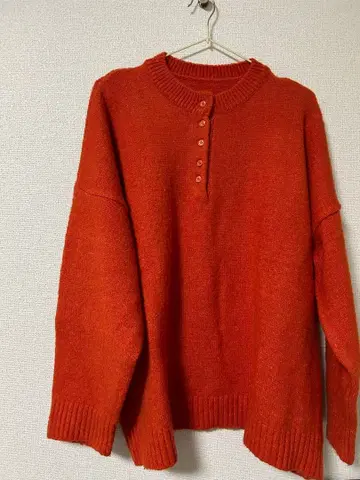 오렌지 버튼 달린 헨리넥 스웨터