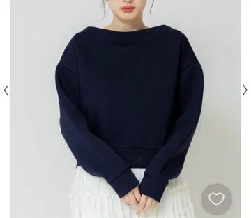 노엘라 엠보싱 로고 맨투맨 오프숄더풍