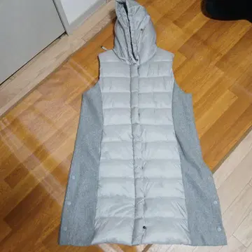 후드 부착 그레이 다운 베스트