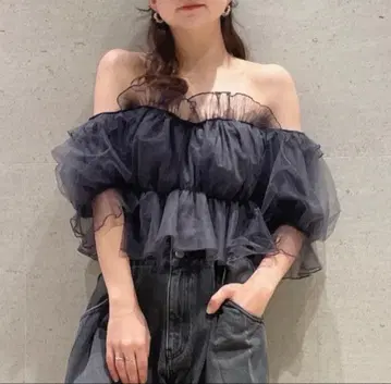 SNIDEL 볼륨 개더 프릴 오프숄더 블라우스