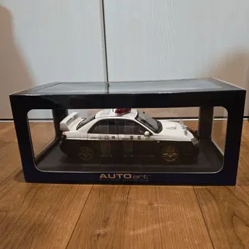 AUTOart 1:18 경찰 차량 모델