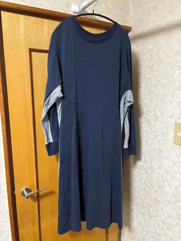 네이비와 그레이의 긴팔 원피스