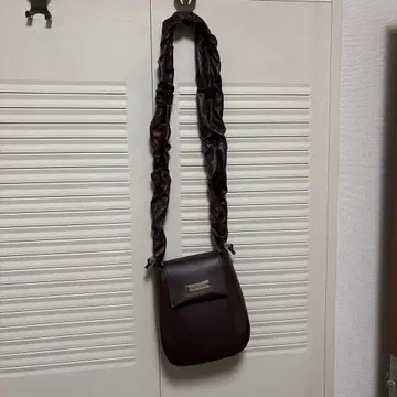 un/net 다크 브라운 숄더백
