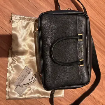 크리스천 빌라 박스 실루엣 가죽 핸드백