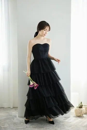 블랙 스트랩리스 티어드 드레스