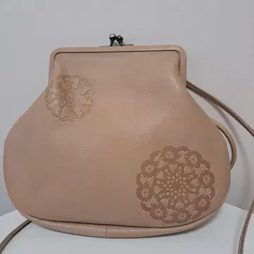 칸미. 무민 엠보싱 가공 숄더백