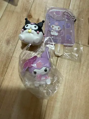 산리오 캐릭터 피규어와 카드 세트