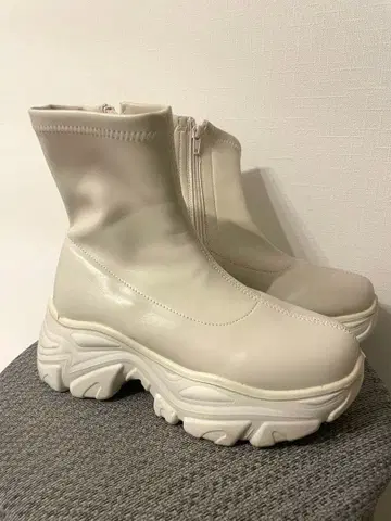 [ 1회만 착용 ] 화이트 통굽 부츠