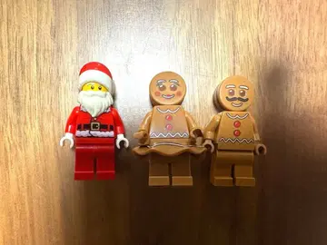 레고 미니 피규어 진저브레드 2체와 산타클로스