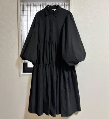GHOSPELL 블랙 벌룬 슬리브 셔츠 원피스