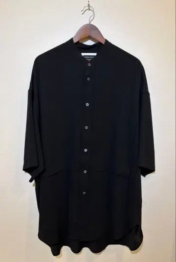 MAISON SPECIAL 블랙 노카라 반팔 셔츠