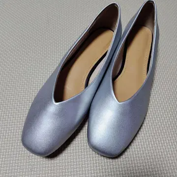 새상품급 PLST 실버 스틸레토 플랫슈즈 24