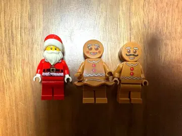레고 미니 피규어 진저브레드 2체와 산타클로스