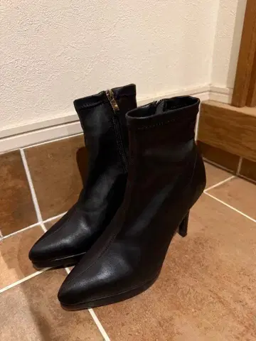 블랙 스틸레토 부티 하이힐