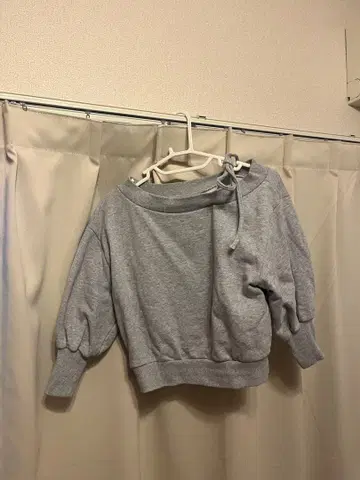 Chico 그레이 오프숄더 맨투맨