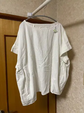 화이트 오프숄더 셔츠