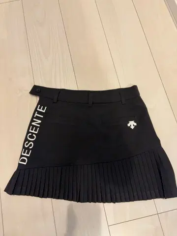 데상트 블랙 골프웨어 스커트