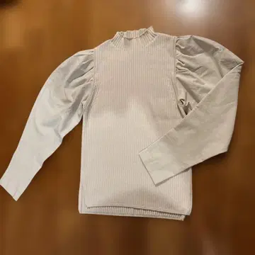 마르티니크 아이보리 하이넥 니트