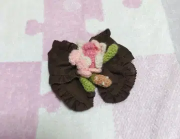 핑크하우스 모티브 달린, 리본 코사지