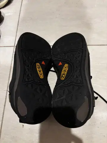 KEEN 블랙 로우컷 트레킹 슈즈