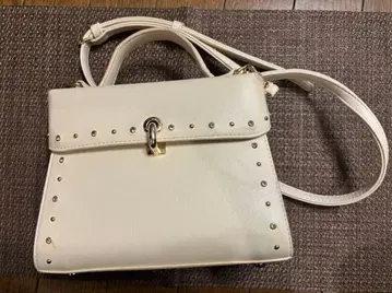 다이애나 DIANA 화이트 스터드 부착 숄더백