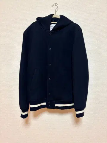 미스터 젠틀맨 후드 부착 바시티 자켓 네이비