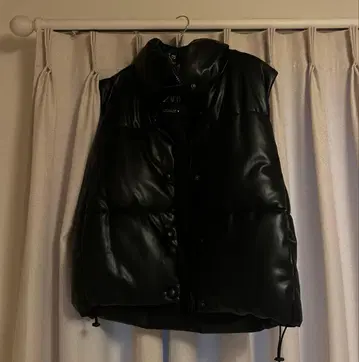 ZARA 블랙 다운 베스트 합성 피혁