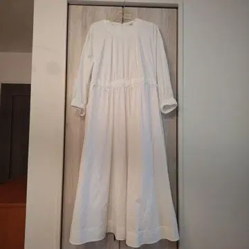 [컨디션 최상] 시착만 한 상품. emmi 에미 화이트 롱 원피스 긴팔