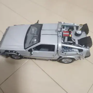 다이캐스트 백투더퓨처 데로리안 1/18 스케일 모델