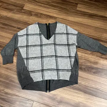 수르 soeur7 새상품급 이소재 절개 도킹 V넥 니트