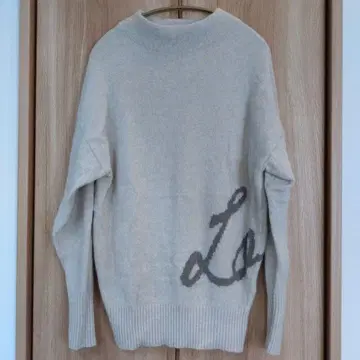 베이지 로고 긴팔 니트 스웨터