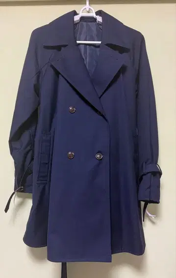 내추럴 미스트 네이비 더블 브레스트 트렌치코트