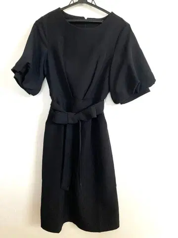 블랙의 반팔 무릎 기장 원피스