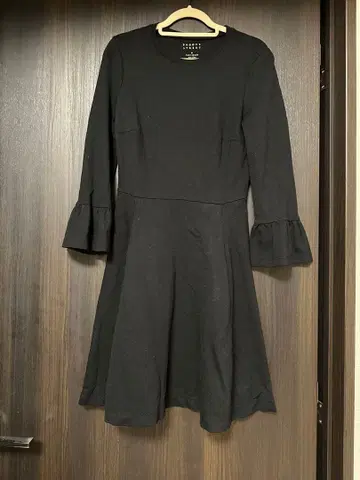 블랙 플레어 슬리브 무릎 기장 원피스