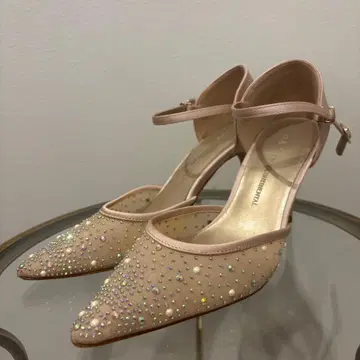 비쥬 장식 베이지 앵클 스트랩 펌프스