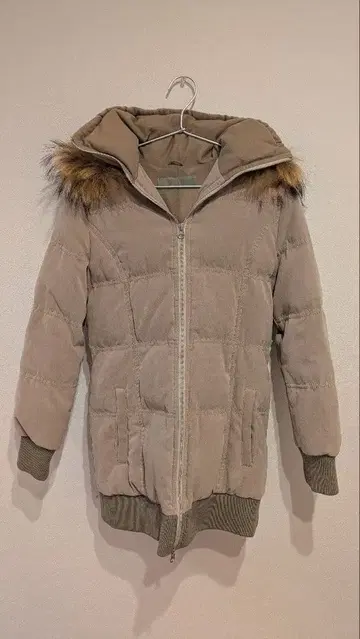 alcali 다운 자켓 퍼 포함 베이지 정가 35,000엔 정도