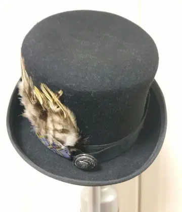 깃털 달린 블랙 울 토퍼 햇