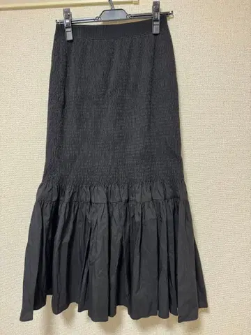 블랙 컬러 플레어 스커트 스모킹 가공