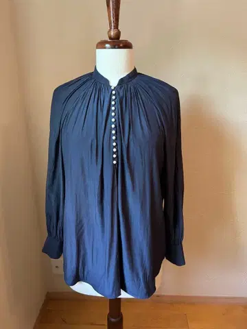 네이비 펄 버튼 스탠드 카라 블라우스