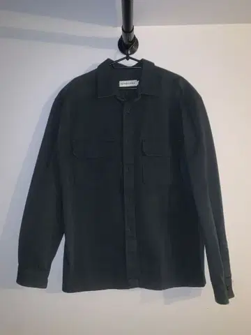 다크 그레이 버튼 셔츠