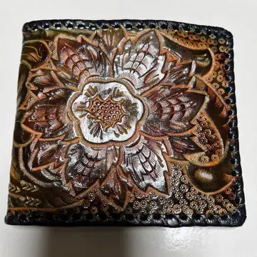 꽃무늬 엠보싱 가공 가죽 접이식 지갑