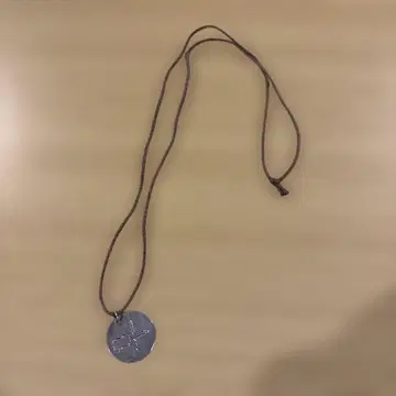 A.P.C 검과 기타 펜던트