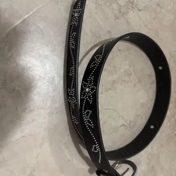 스톤 장식의 블랙 벨트
