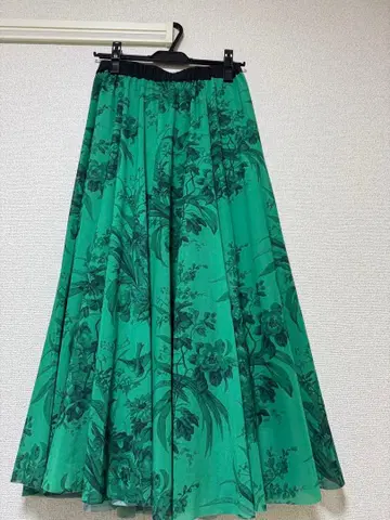 그린 컬러 꽃무늬 플레어 스커트