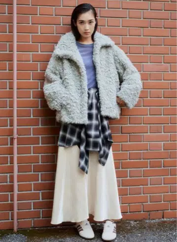 emmi 샤이니 새틴 내로우 스커트