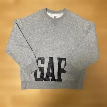 GAP 맨투맨 포켓 로고 오버 사이즈 크루넥