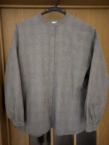 휴일과 시 그레이 긴팔 셔츠 백 플리츠 면 린넨