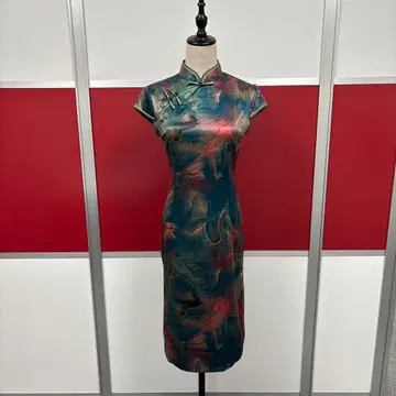 차이나 드레스 파랑과 빨간색의 그라데이션