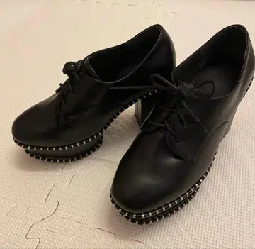 블랙 가죽 레이스업 슈즈