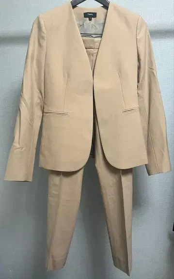 베이지 자켓과 팬츠 셋업 theory 띠어리